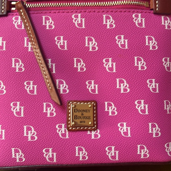 Dooney& Bourke Gretta Rosie Fuchsia Pink Small Zip Crossbody Purse Bag - Picture 2 of 6